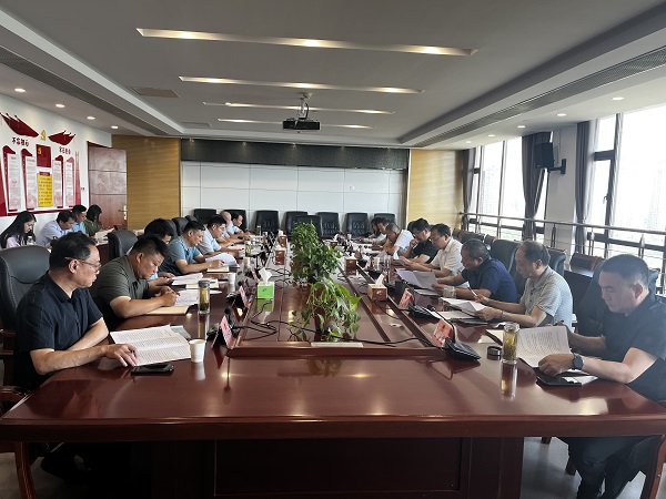 县人大常委会视察饮用水水源地环境保护和
自来水总厂深度处理设施建设情况