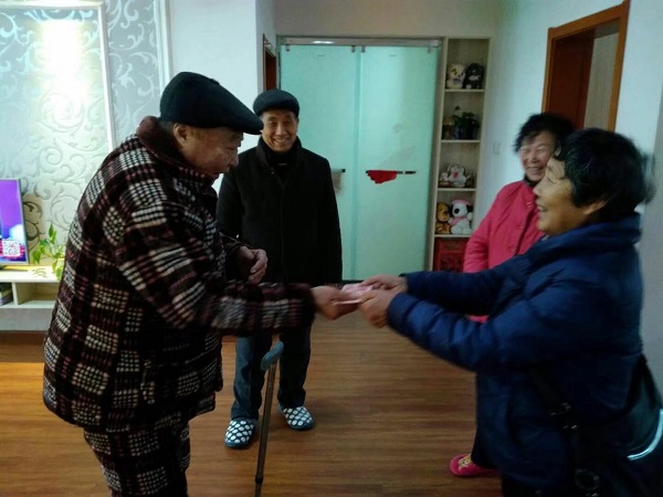 县人大第二支部慰问困难老党员.jpg 县人大第二支部慰问困难老党员.jpg